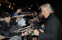 El director incluso se tomó su tiemo firmando autográfos